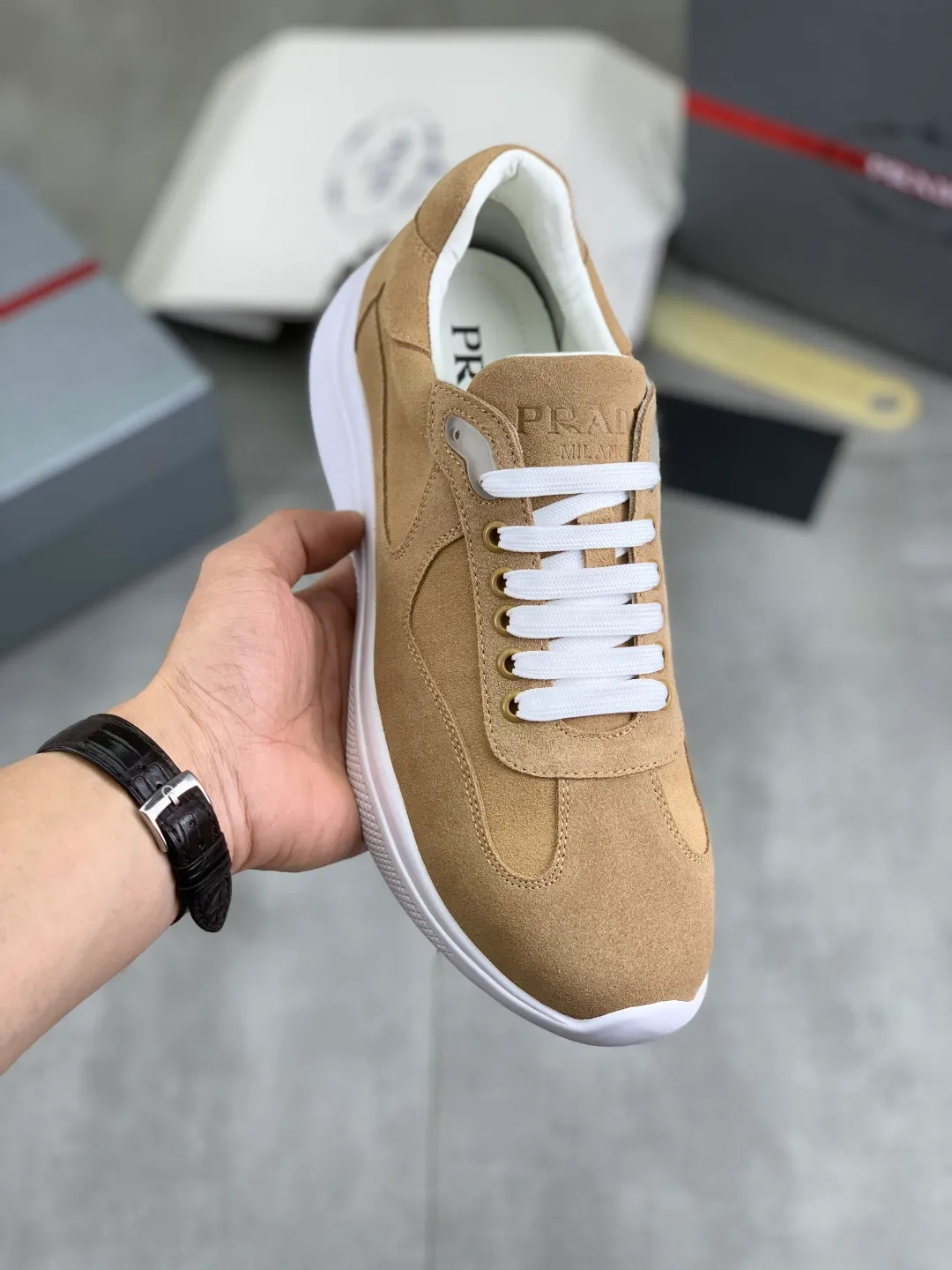 Men's men's shoes 💰P540 New high version PRADA Prada spring classic casual sports shoes Original purchase, development and production Prada Men's Classic Series Technological breathable fabrics with cowhide Casual sports shoes Casual sports dad shoes combine high-tech breathable materials and cowhide, with P family exclusive button decoration on the side. The outsole is full of P italic design and bright colors to show vitality and continue the brand design inspiration. Stroll around the city lightly and feel free and comfortable. Exquisite packaging at the delivery counter 🛍📦 ▪️Fabric: original custom frosted calfskin material ▪️Inner lining: cowhide lining ➕cowhide feet ▪️Outsole: open-molded TPU material ▪️Sole thickness: 3.5CM ▪️Size: Men's 38-45 5️⃣colors available